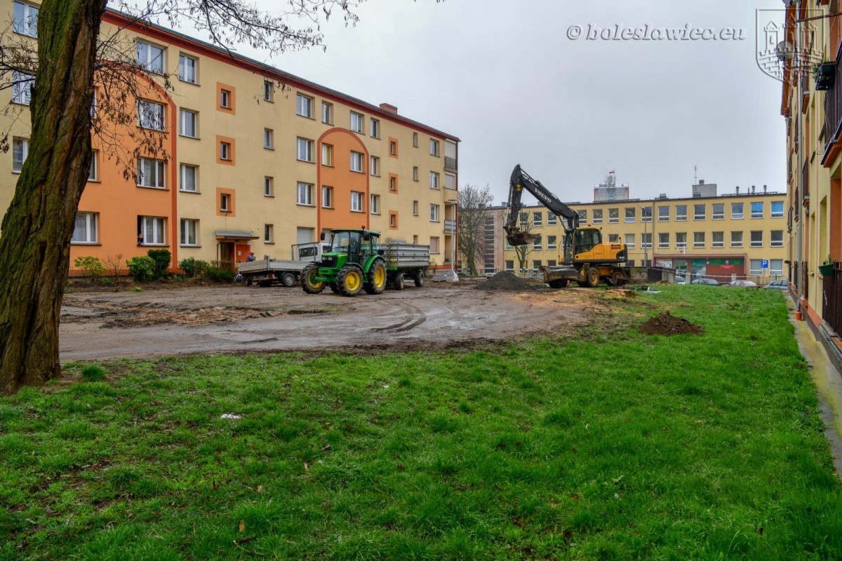 Remontują podwórko przy Słowackiego. Będzie plac zabaw