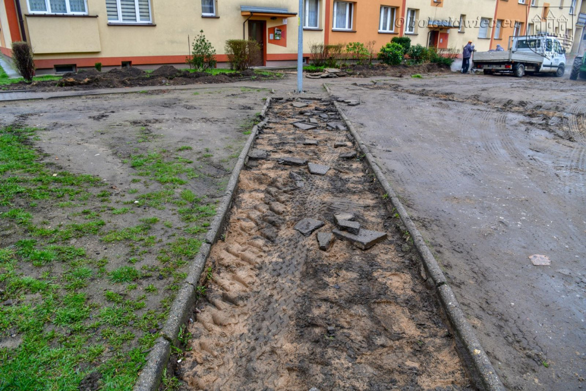 Remontują podwórko przy Słowackiego. Będzie plac zabaw