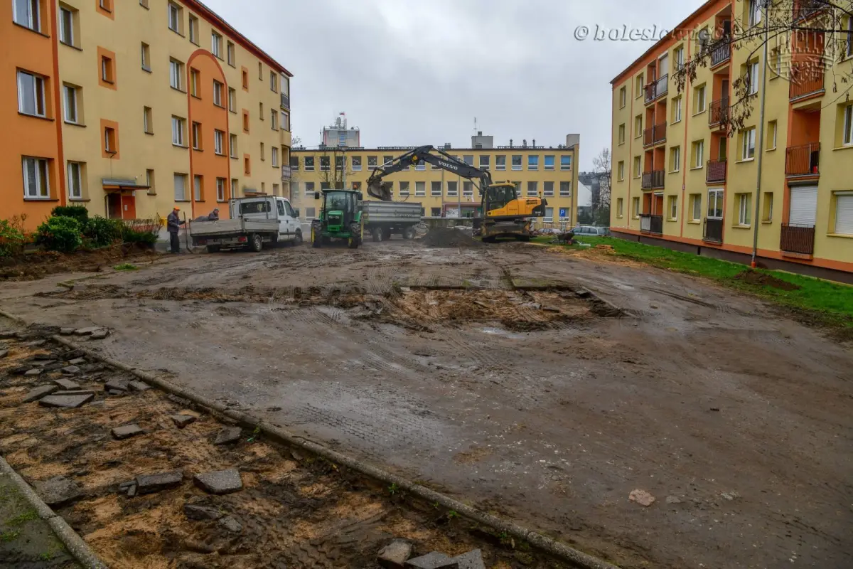 Remontują podwórko przy Słowackiego. Będzie plac zabaw