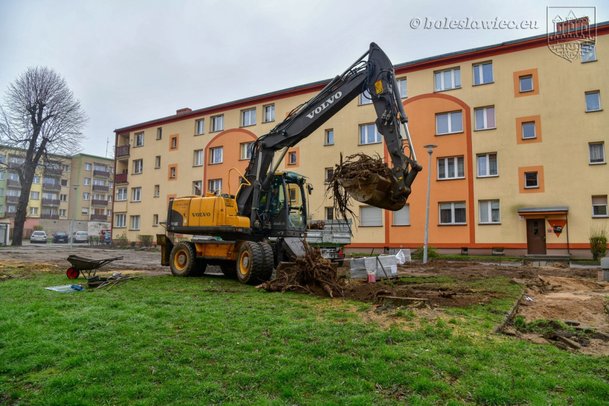 Remontują podwórko przy Słowackiego. Będzie plac zabaw
