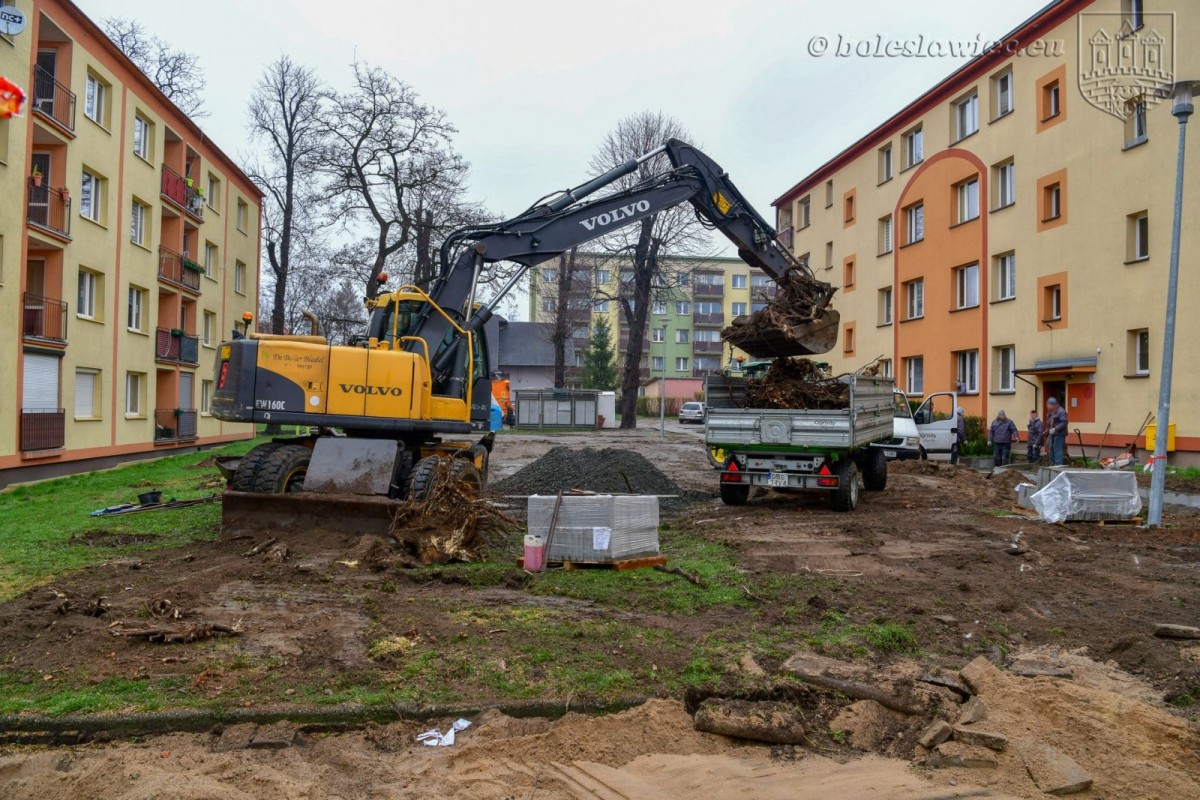 Remontują podwórko przy Słowackiego. Będzie plac zabaw