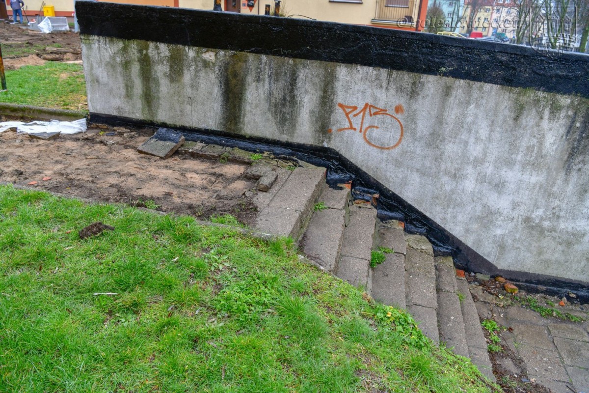 Remontują podwórko przy Słowackiego. Będzie plac zabaw