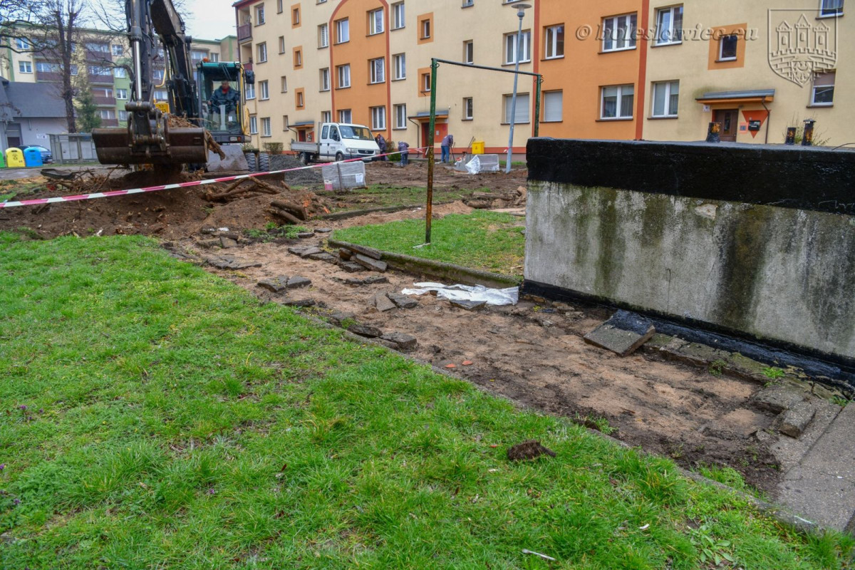 Remontują podwórko przy Słowackiego. Będzie plac zabaw