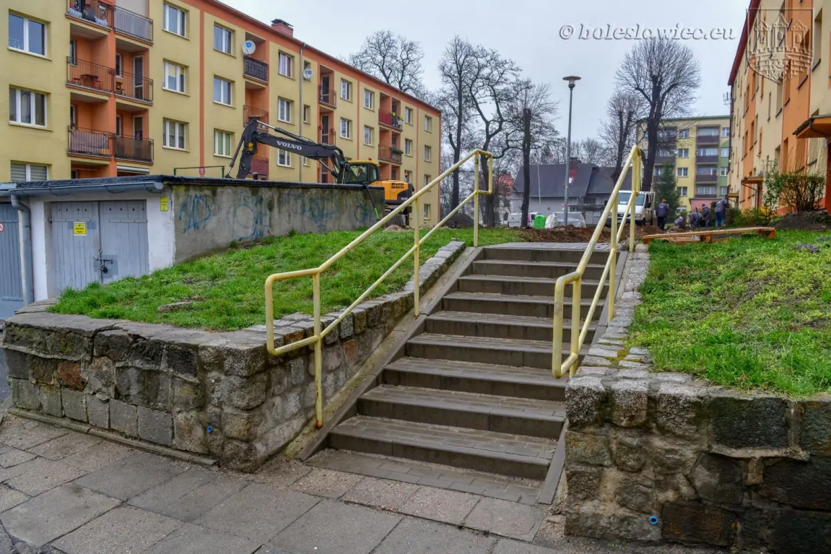 Remontują podwórko przy Słowackiego. Będzie plac zabaw