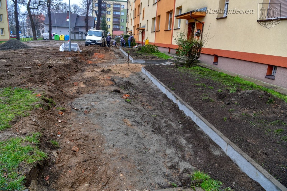 Remontują podwórko przy Słowackiego. Będzie plac zabaw