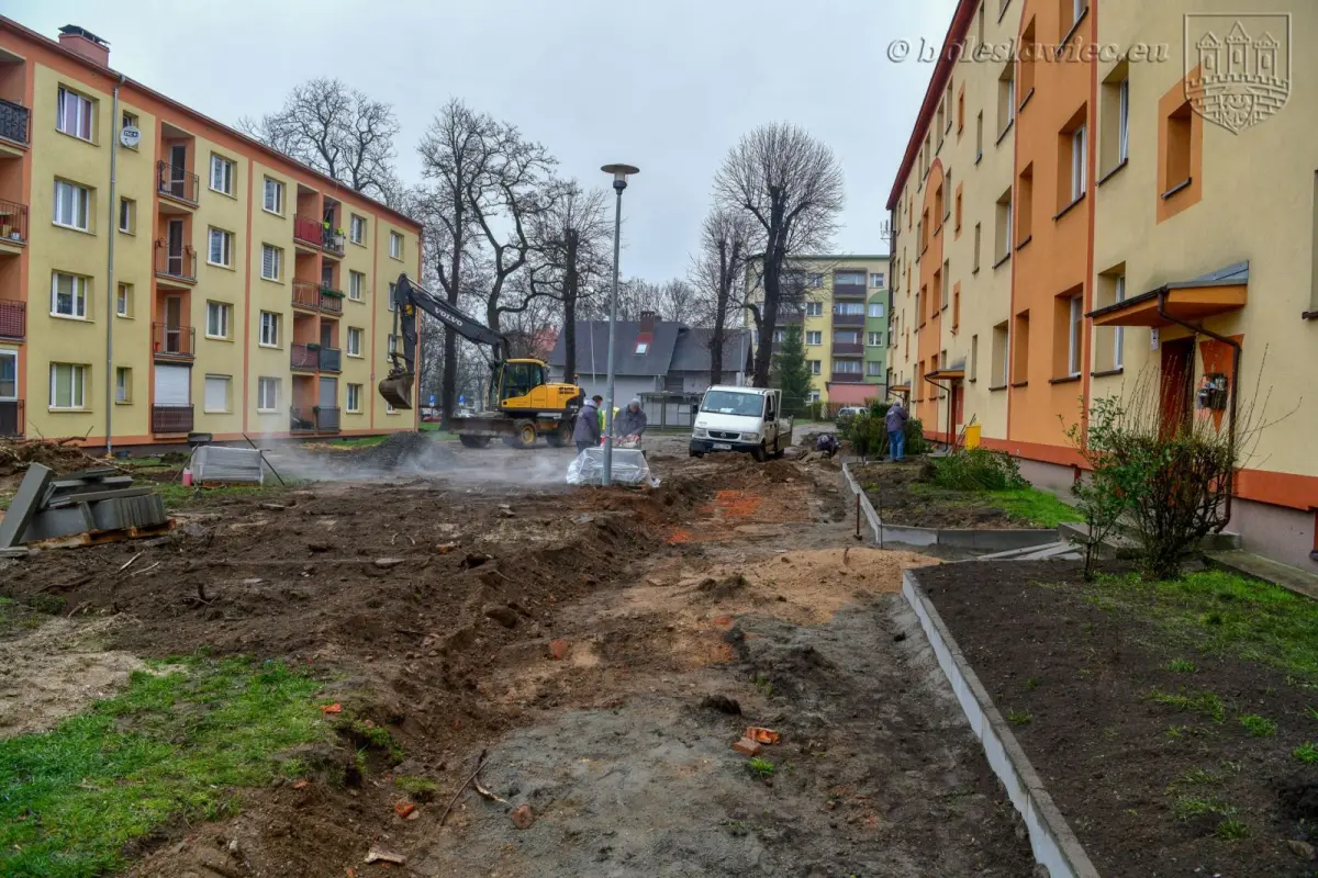 Remontują podwórko przy Słowackiego. Będzie plac zabaw