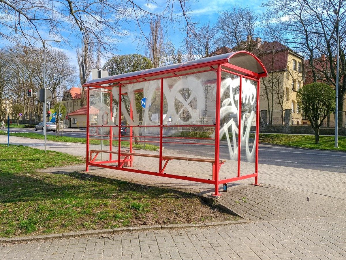 Zniszczona wiata przystankowa przy al. Tysiąclecia