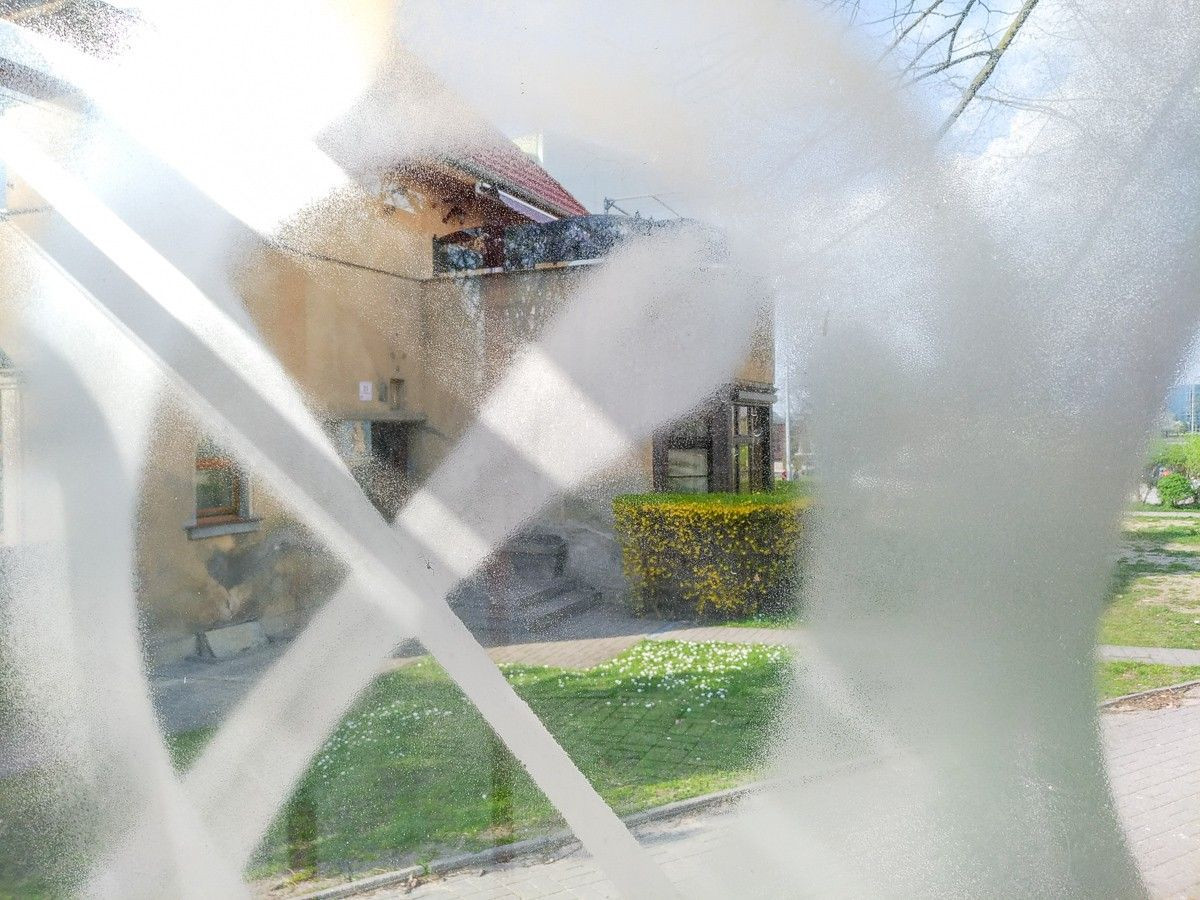 Zniszczona wiata przystankowa przy al. Tysiąclecia