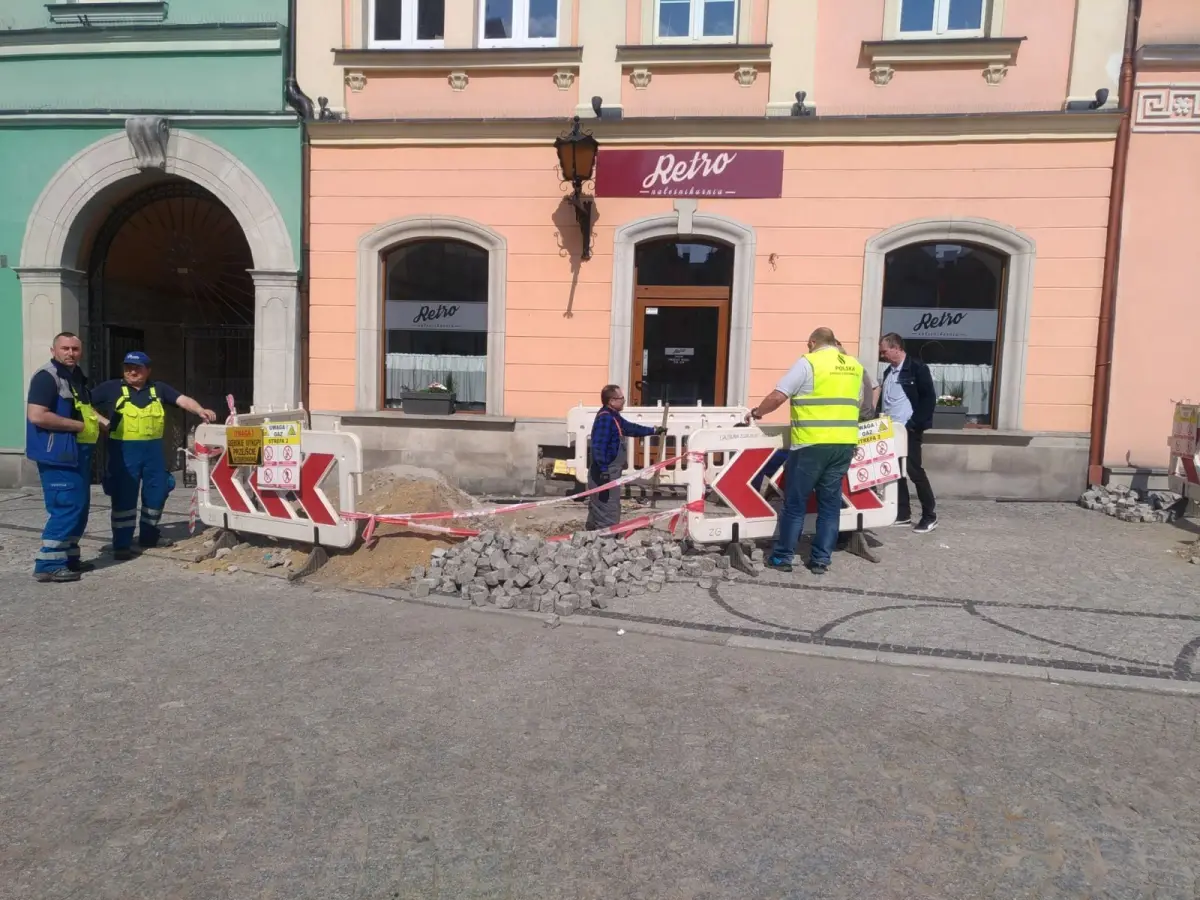 Евакуація людей із кам’яниці на площі