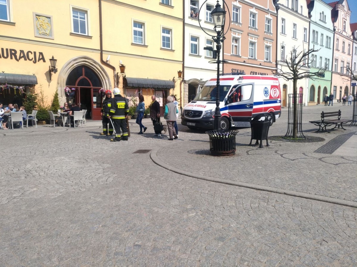 Ewakuacja ludzi z kamienicy w Rynku