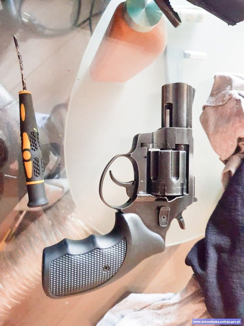 Hodowca marihuany kradł prąd i wpadł z nielegalną bronią