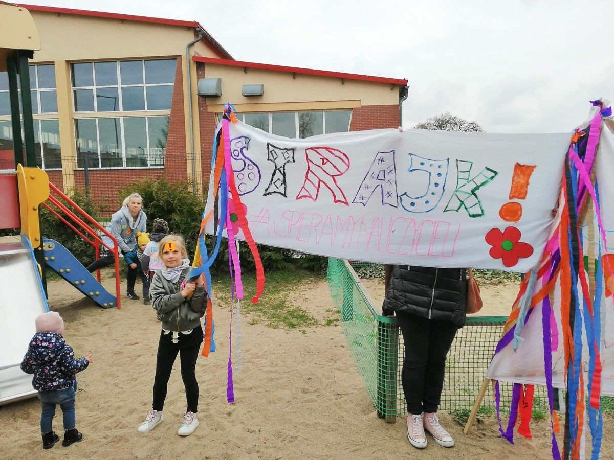 Mieszkańcy Nowogrodźca okazali solidarność ze strajkującymi nauczycielami