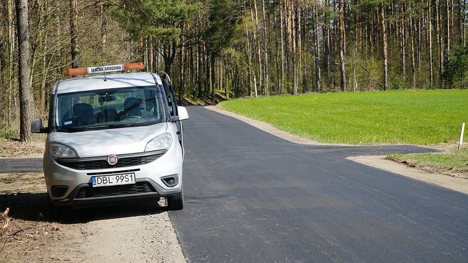 Gładka jak stół: droga między Parzycami a Kierżnem