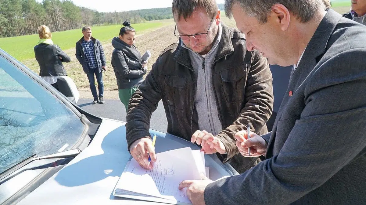 Gładka jak stół: droga między Parzycami a Kierżnem