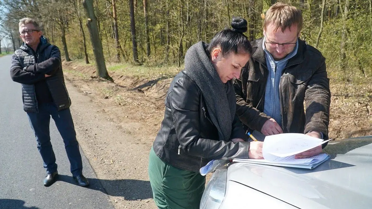 Gładka jak stół: droga między Parzycami a Kierżnem