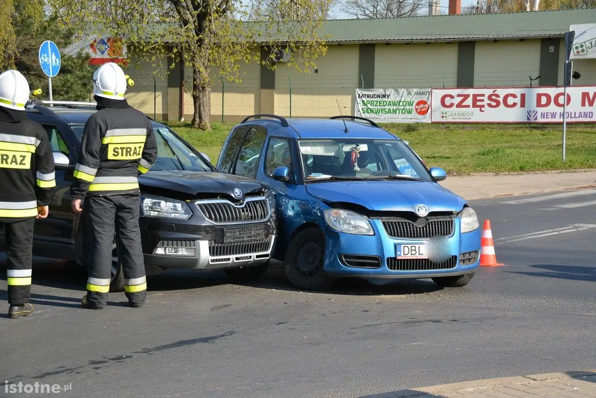 Dwie skody zderzyły się koło wiaduktu