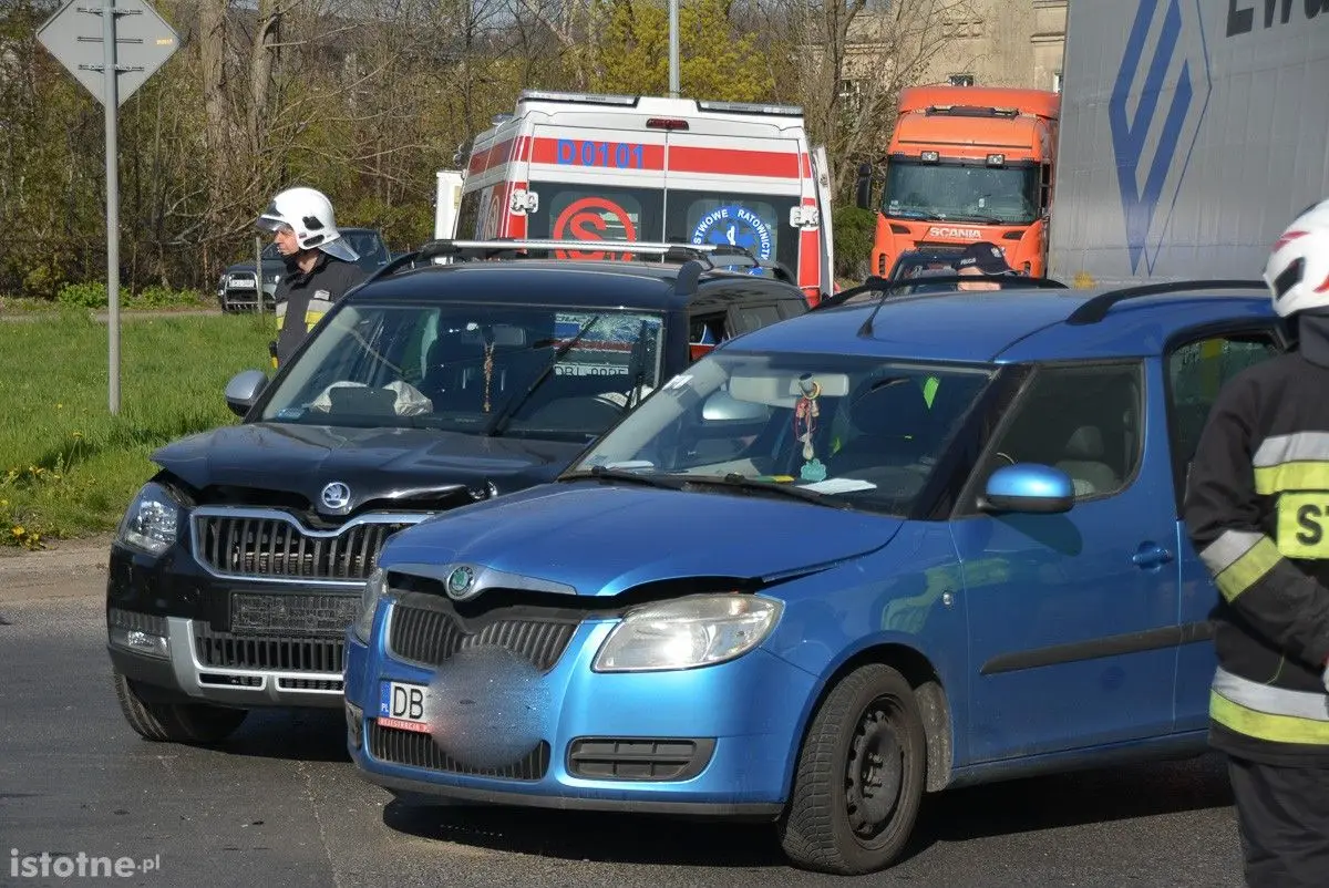 Dwie skody zderzyły się koło wiaduktu