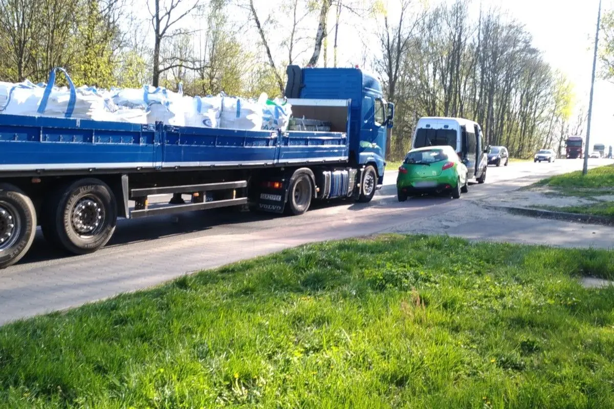 Kolizja osobówki z ciężarówką na Generała Nila