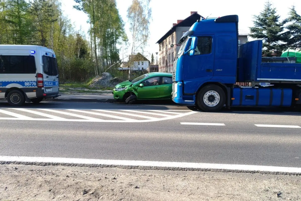 Kolizja osobówki z ciężarówką na Generała Nila