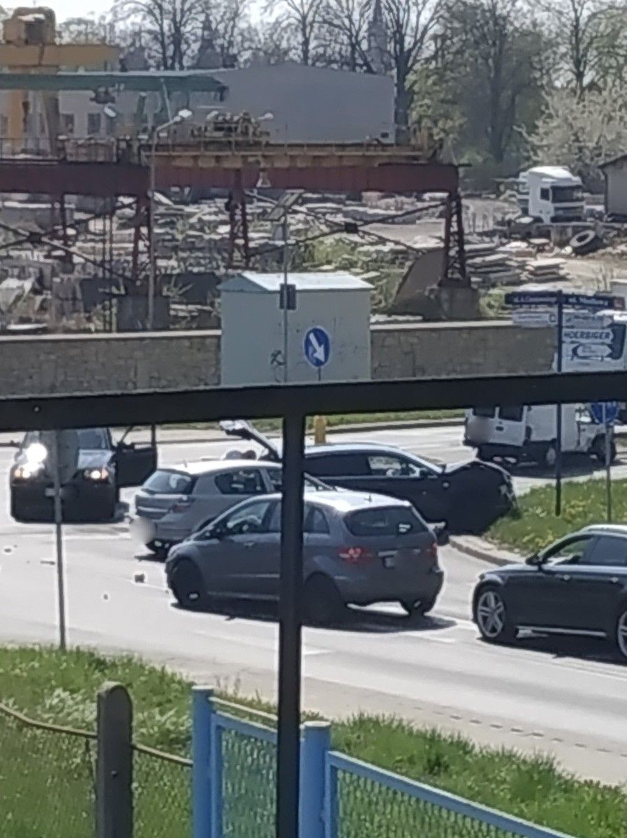 Trzy auta zderzyły się na obwodnicy, jedna osoba w ciężkim stanie