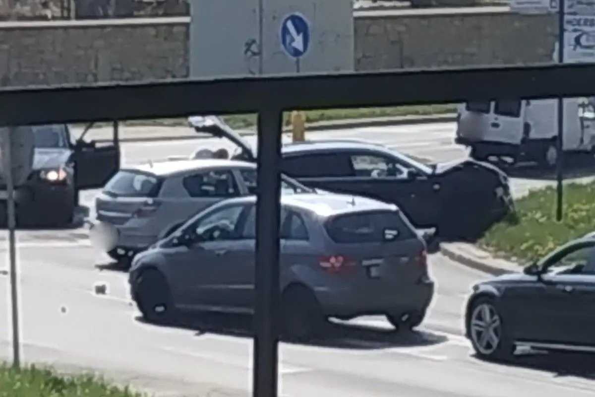 Trzy auta zderzyły się na obwodnicy, jedna osoba w ciężkim stanie