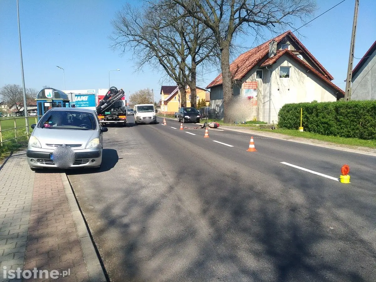 Wypadek koło Łąki. Motorowerzysta ranny