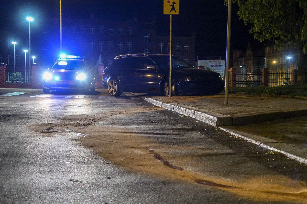 Kierowca uszkodził kilka znaków i zbiegł porzucając pojazd