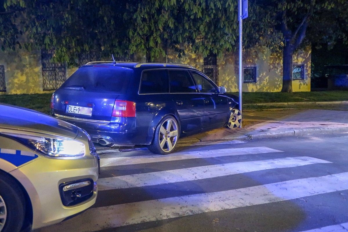 Kierowca uszkodził kilka znaków i zbiegł porzucając pojazd