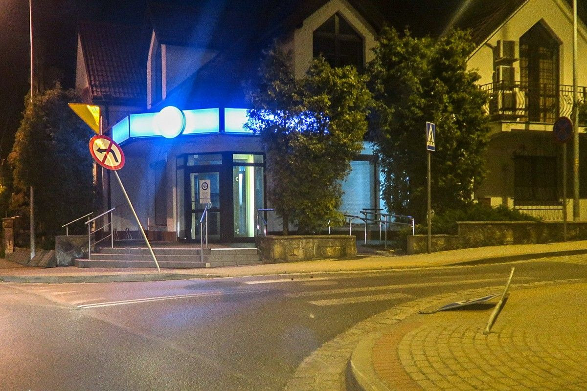 Kierowca uszkodził kilka znaków i zbiegł porzucając pojazd