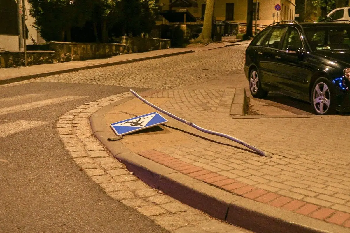 Kierowca uszkodził kilka znaków i zbiegł porzucając pojazd