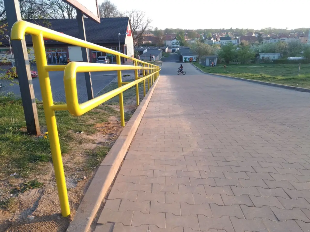 Zamontowano poręcz koło Dino