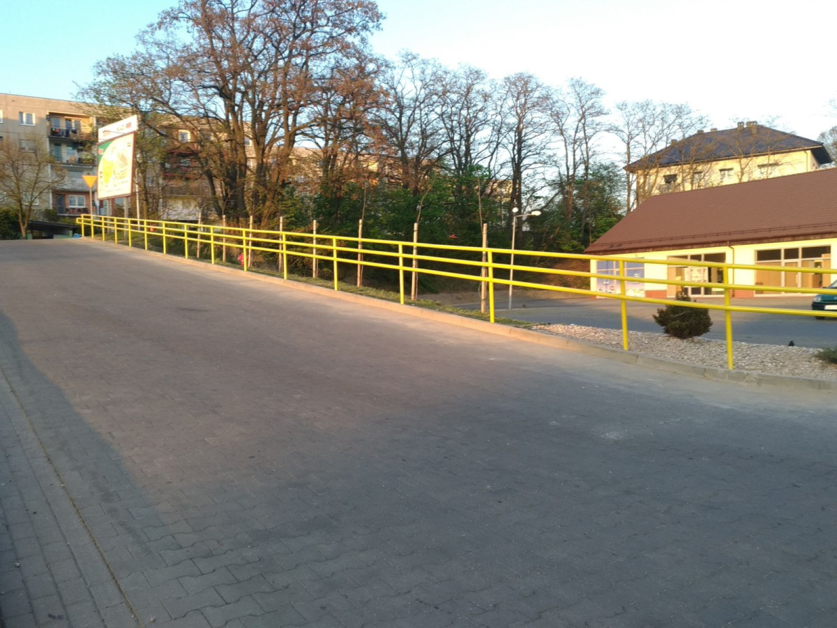 Zamontowano poręcz koło Dino