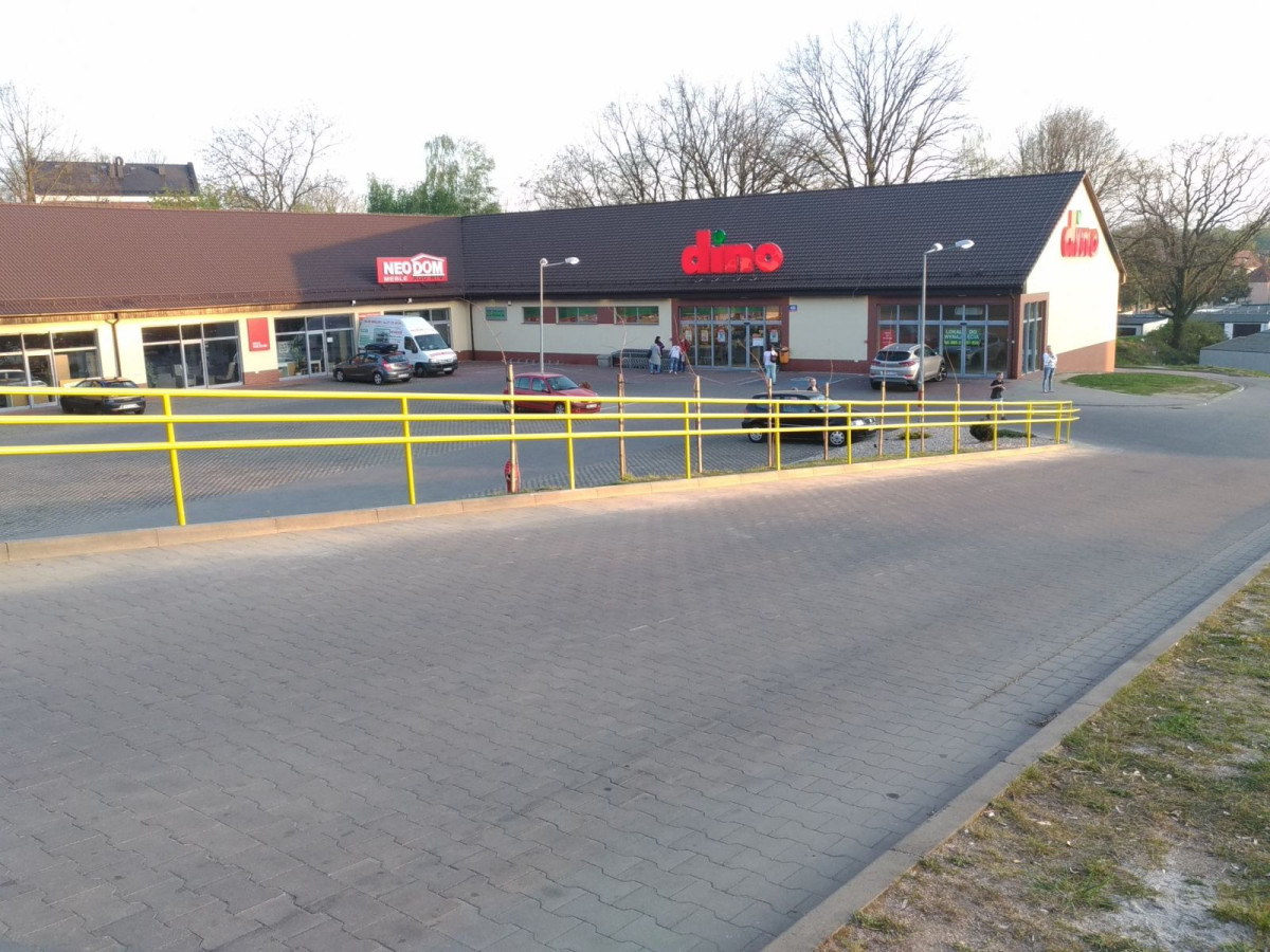 Zamontowano poręcz koło Dino