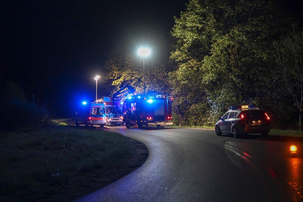 Auto dachowało koło Bolesławca, dwie osoby poszkodowane