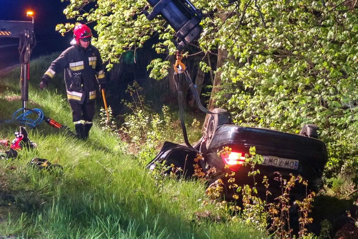 Auto dachowało koło Bolesławca, dwie osoby poszkodowane