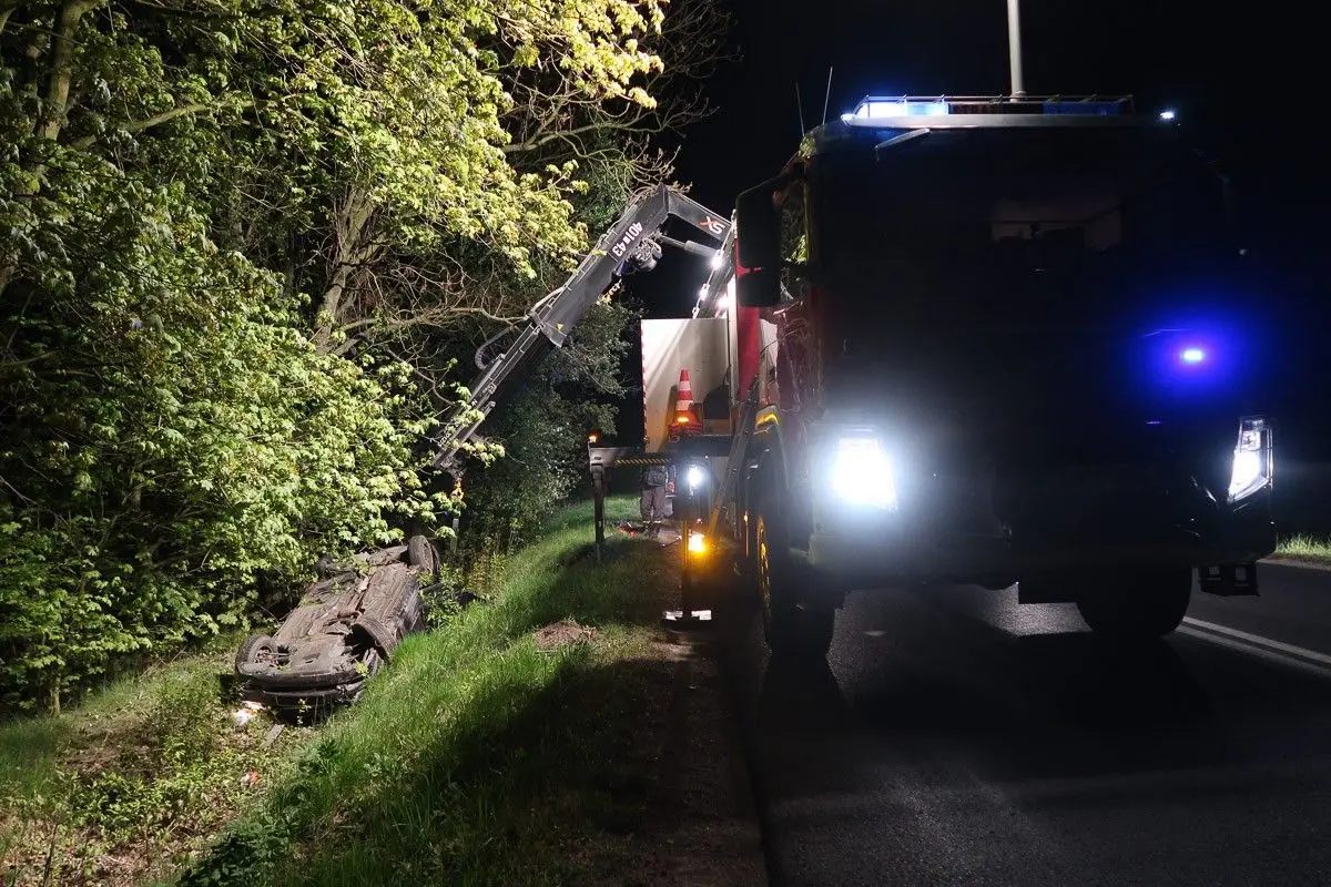 Auto dachowało koło Bolesławca, dwie osoby poszkodowane