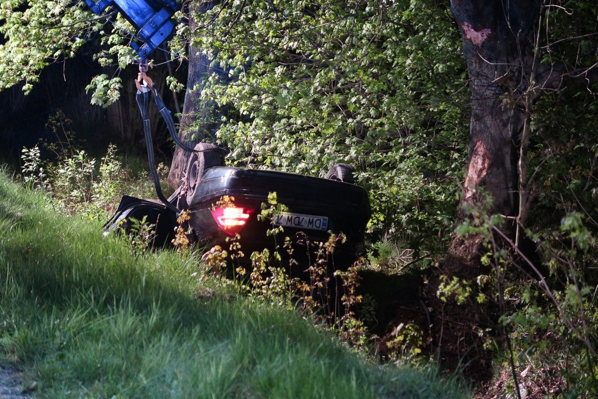 Auto dachowało koło Bolesławca, dwie osoby poszkodowane