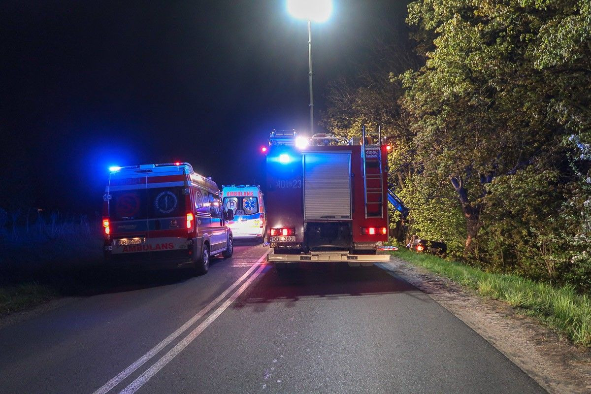 Auto dachowało koło Bolesławca, dwie osoby poszkodowane