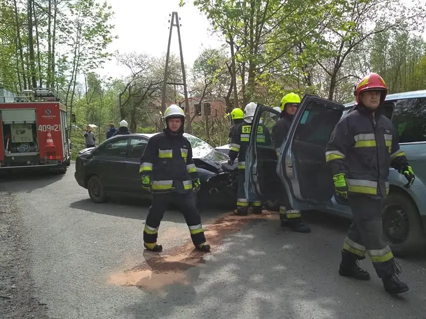 Gościszów: czołówka mitsubishi z fordem. Sprawca uciekł
