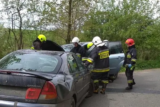 Gościszów: czołówka mitsubishi z fordem. Sprawca uciekł
