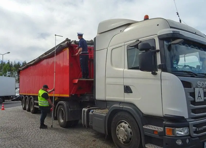 Policjanci sprawdzali ciężarówki przewożące śmieci