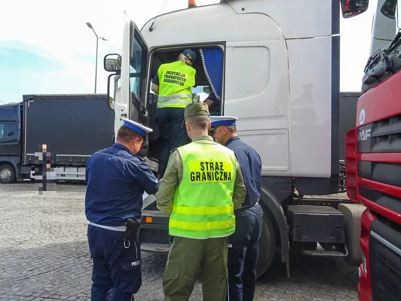 Policjanci sprawdzali ciężarówki przewożące śmieci