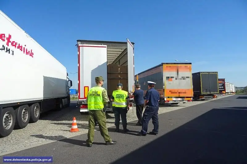 Policjanci sprawdzali ciężarówki przewożące śmieci