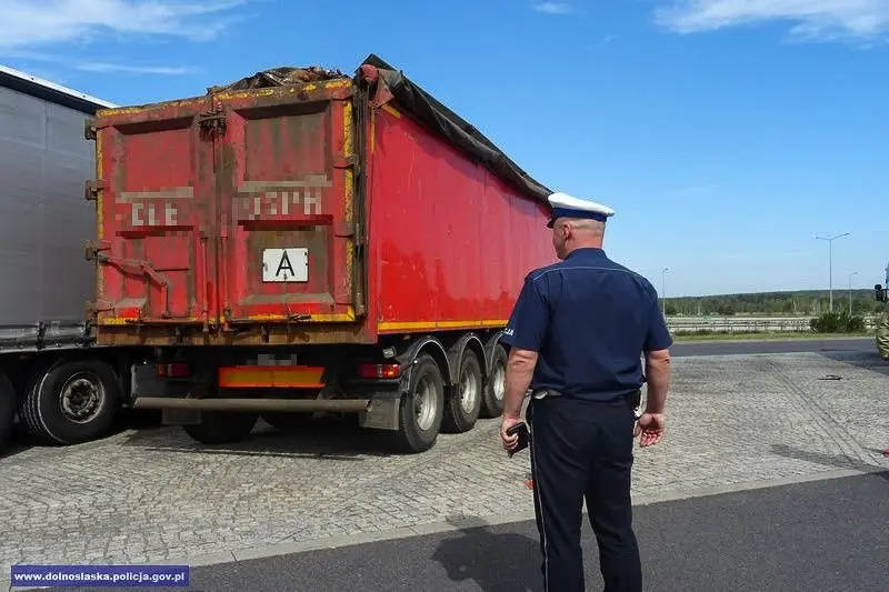 Policjanci sprawdzali ciężarówki przewożące śmieci