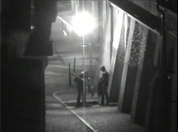 Wandale w kominiarkach podpalili unijne flagi w Rynku