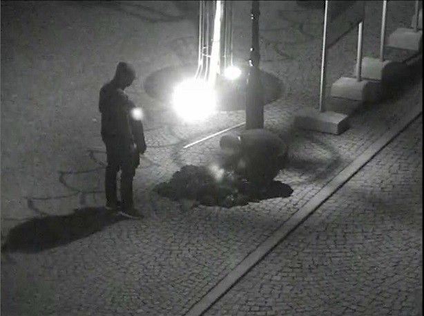 Wandale w kominiarkach podpalili unijne flagi w Rynku