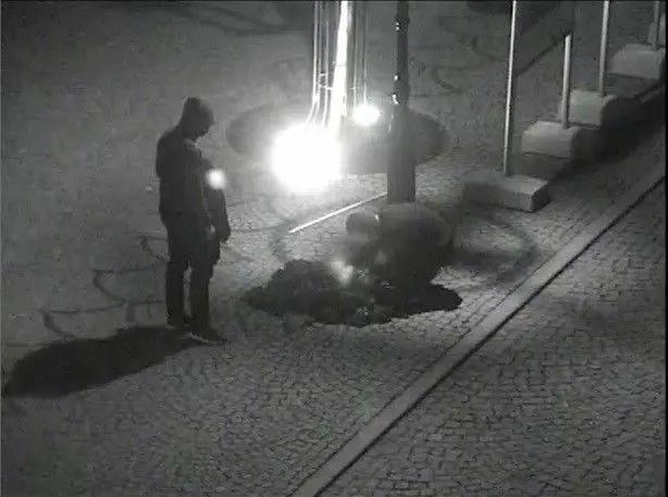 Wandale w kominiarkach podpalili unijne flagi w Rynku