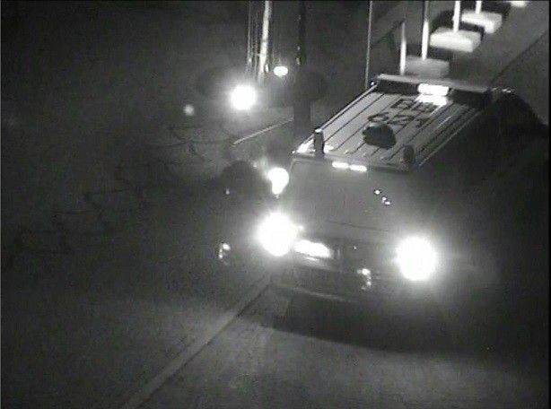 Wandale w kominiarkach podpalili unijne flagi w Rynku