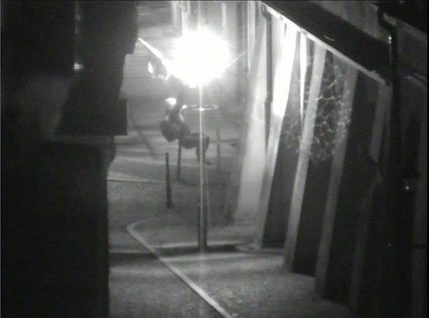 Wandale w kominiarkach podpalili unijne flagi w Rynku