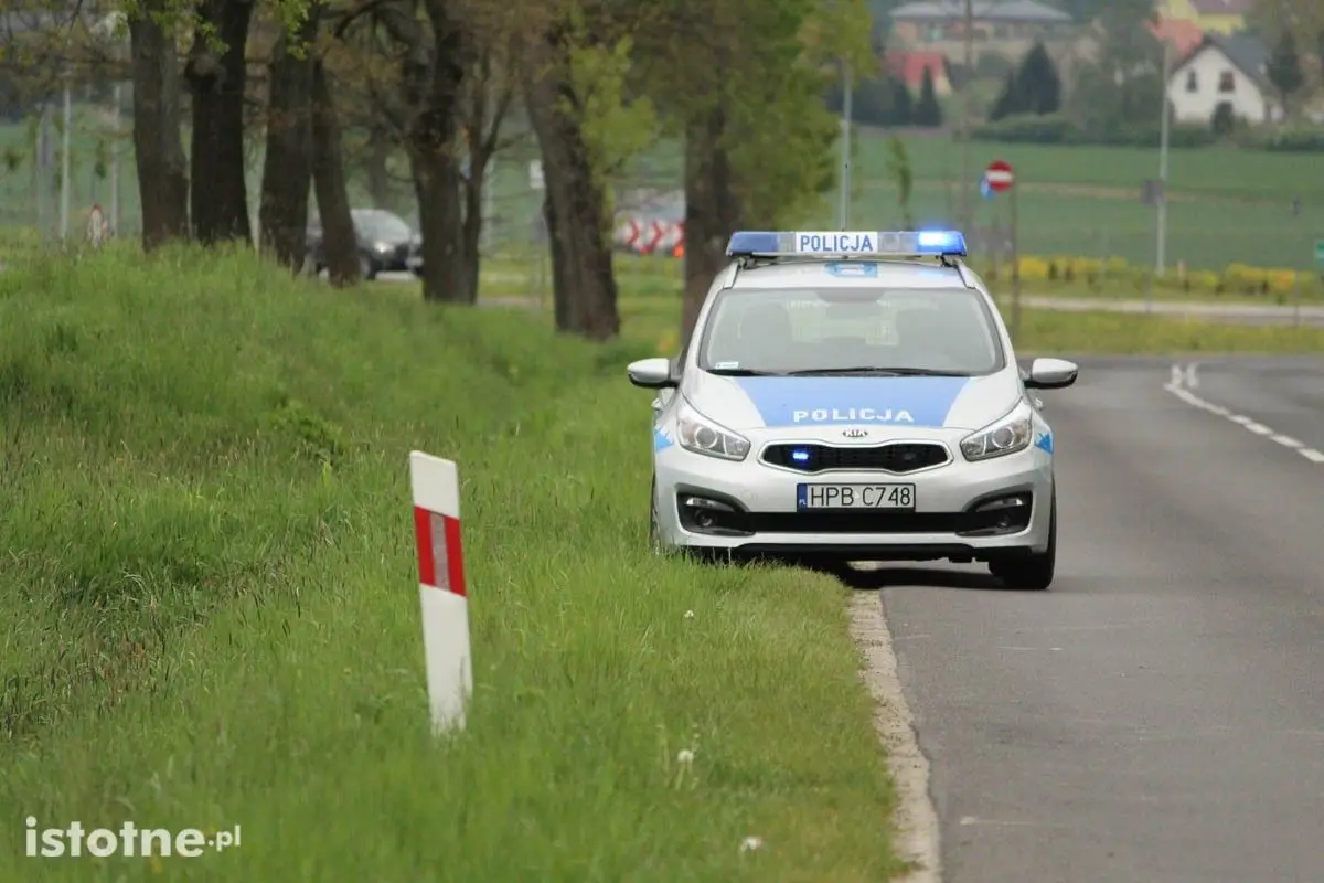 Uszkodzone auto na polu